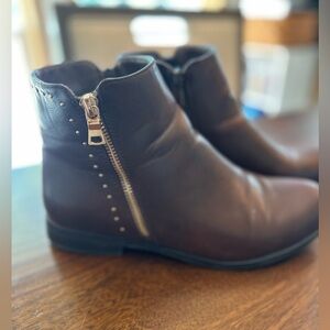 Ankle boots, size 10 dark brown.